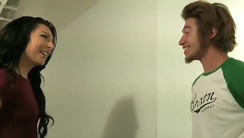 Hot shemale with a great body is going to suck and fuck