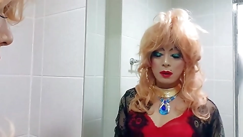 Sexy slut with a nice body and sexy outfit gives a blowjob